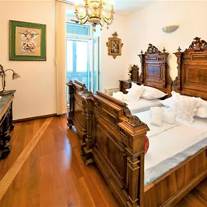 Royal Heritage In Center Apartment Split