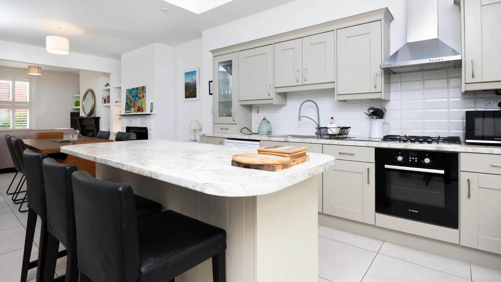 Large 3 Bed Family Home - 5 Min From Train Station Dublin