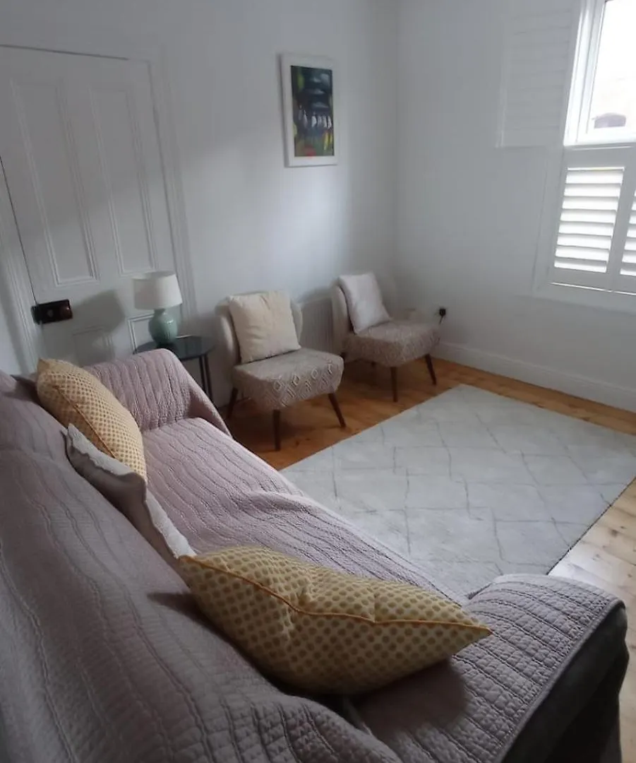 Large 3 Bed Family Home - 5 Min From Train Station Dublin Holiday home