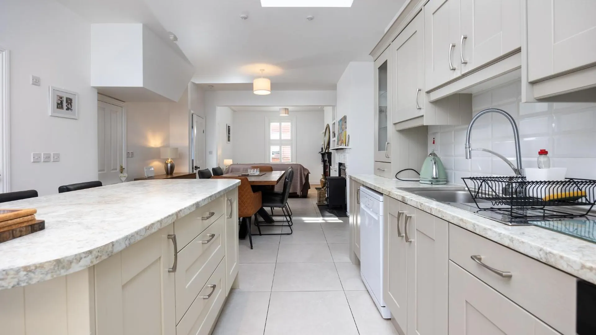 Large 3 Bed Family Home - 5 Min From Train Station Dublin 0*,