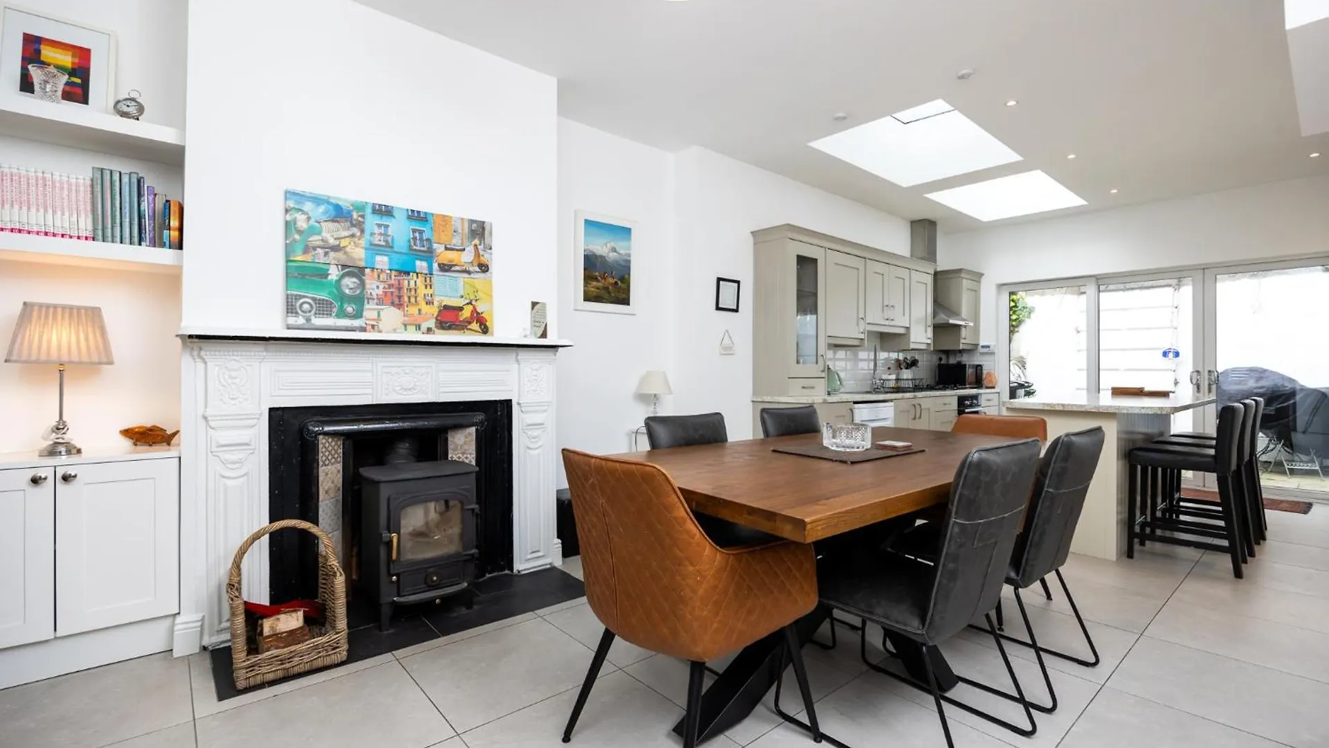Large 3 Bed Family Home - 5 Min From Train Station Dublin Ireland