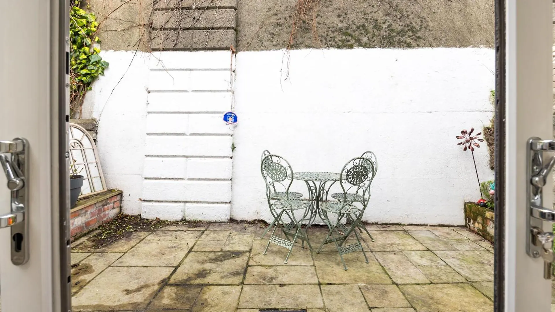 Large 3 Bed Family Home - 5 Min From Train Station Dublin 0*,  Írország